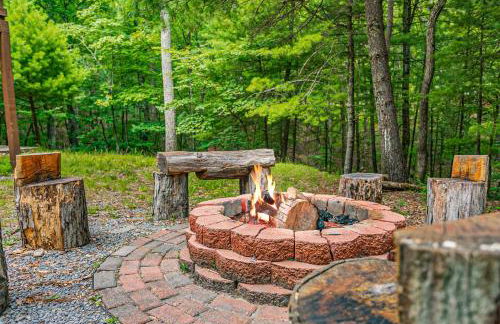 Cabin w hot tub & kayaks by river - Foto 8