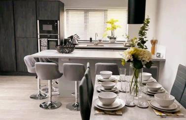 New, modern 4 bed, 3 bath house ,free parking - Foto 1