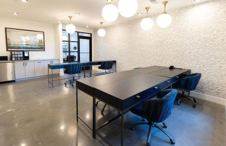 Cozy 1BR with Private Balcony, Gym, Pool & Workspace - Foto 33