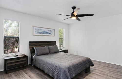 Super Comfy Home with Hot Tub! - Photo 24