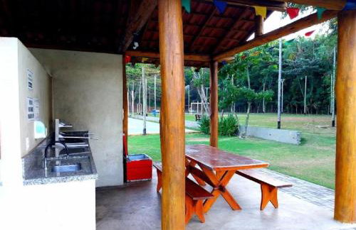 Vista para a lagoa - Enseada Azul, perto da Bacutia e Peracanga - Duas suítes Ar Condicionado - Varanda Gourmet - Lazer Completo, piscinas, quadras, sauna, pescaria, náutica, bar, restaurante, parques - Estacionamento e Portaria 24h - Foto 52