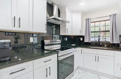 Poolside Paradise with Basketball Court - Foto 16