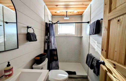 Spacious Cabin Complex with Flanders Pond Access, Ideal for Group Getaways, Located Near Sullivan, Maine - Photo 26