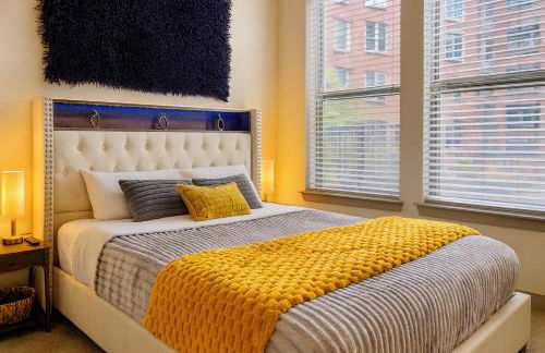 Lux Modern Apartment with Pool View & Prime Location - Foto 1