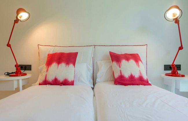 Stunning Villa With Modern Appliances - Photo 3