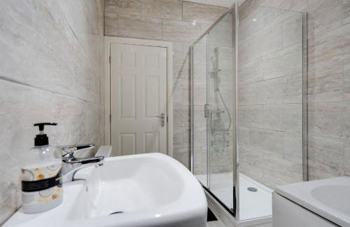 Huge Apartment - 8 Beds - Free Parking - Long Stays! - Foto 19