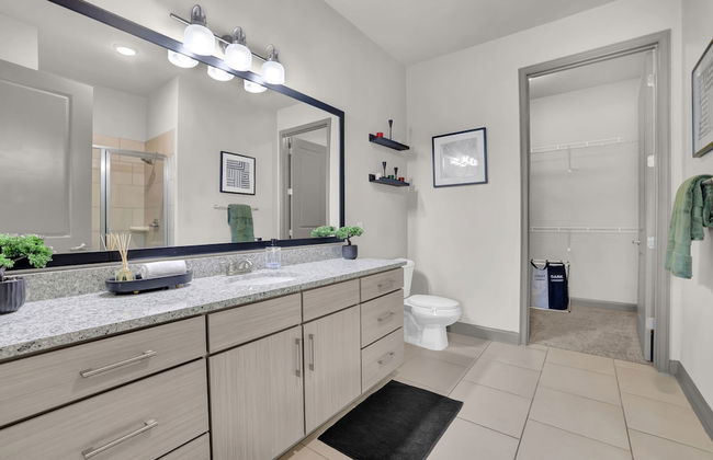 Ebony Ivory Midtown King Bed - Foto 41