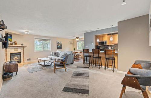 Modern Amenities Gas Fireplace Central Location - Foto 1