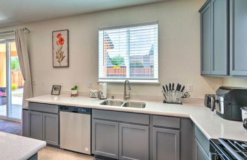 Sacramento Retreat with Yard about 13 Mi to Dtwn! - Photo 12