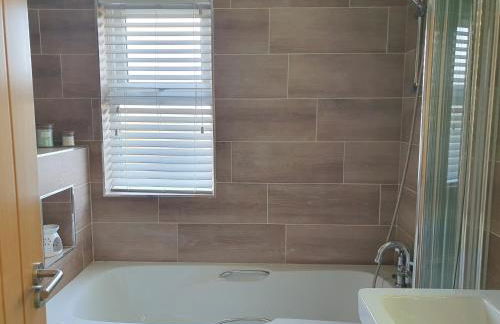 Routh 2-Bed Luxury Lodge Hot Tub & Lake View - Foto 39