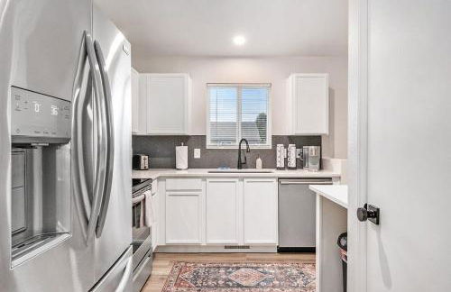 Elegant Escape-Fenced Yard BBQ & Cozy Fire Pit - Foto 12