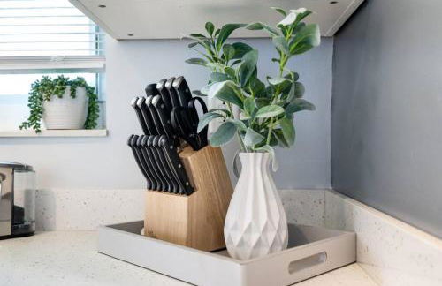 Roxanas 3bed 2bath Home with Modern Interior and BBQ Backyard - Photo 17