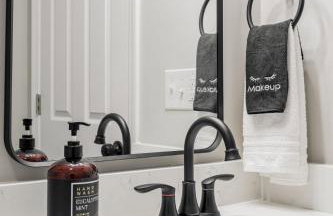 Chic 3BR Home with Fire Pit-Private Yard-Family Friendly - Foto 46