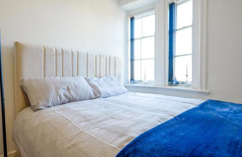 Zeenat Central Bury - Modern 2BR with Free Parking Sleeps 6 - Foto 5