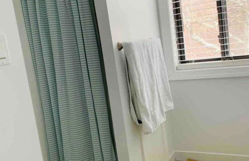 A Regal Retreat- Exclusive Parking, Prime Location - Foto 22