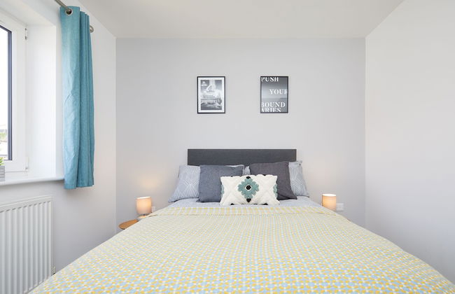 3 Bedroom Large House - Train Station - Photo 9