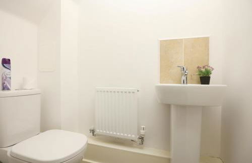 Homington House By N And N Stays, Perfect for Contractors and Workers, Private off road Parking for 2 vehicles, Fast Wifi - Foto 24