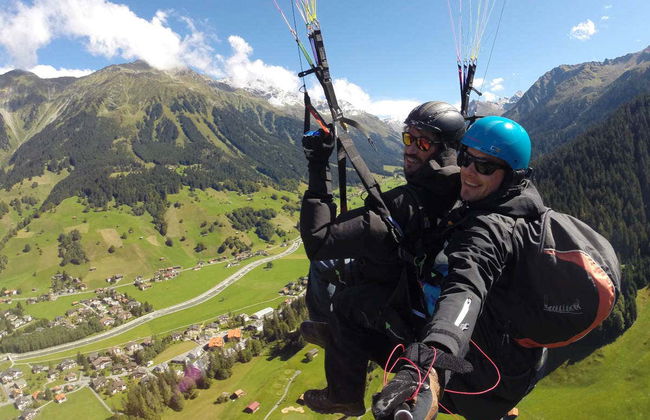 Volo in parapendio sulle Alpi svizzere - Foto 2