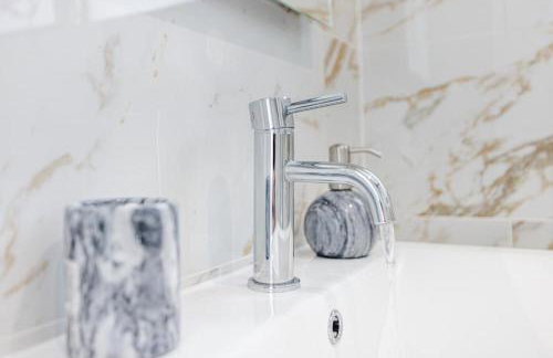 New, modern 4 bed, 3 bath house ,free parking - Foto 25