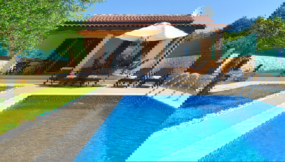 House 1833 - Photo 1, Primary image