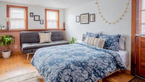 Bohemian Bungalow with Hot Tub - Foto 4