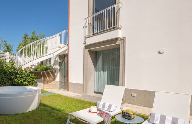 Luxury Suite with Garden and Jacuzzi - Photo 18