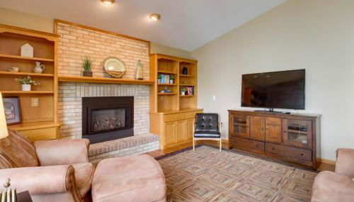 Sandy Beach Family Getaway with Fire Pit and Deck! - Foto 4