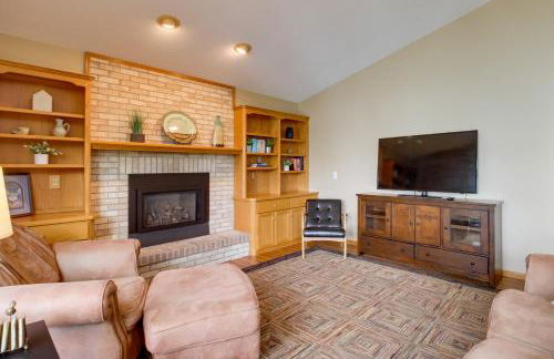 Sandy Beach Family Getaway with Fire Pit and Deck! - Foto 4