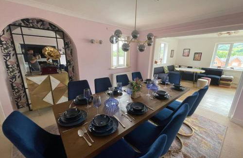 Luxury 4-5 Bed Home with Games Room and Balcony - Foto 6