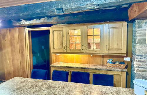 16th Century Farm House,6 Beds,5 BATHROOMS,SLEEPS 15,BBQ,HOT TUB,CINEMA ROOM WITH SURROUND SOUND,With Cymru Holidays - Foto 38