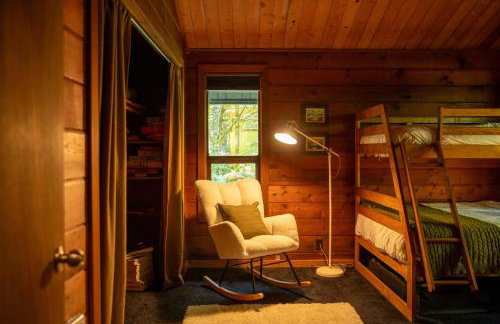 Mid-century Cabin Hideaway - Hot Tub & Fire Pit - Foto 51