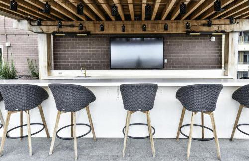 Urban 2BR Oasis with Scenic Rooftop and Gym - Foto 39