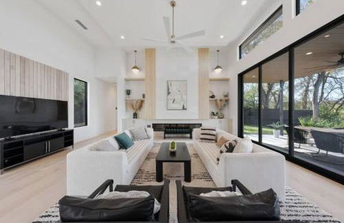 Barton Springs Luxe Heated Pool Spa Sleeps 16 - Photo 26