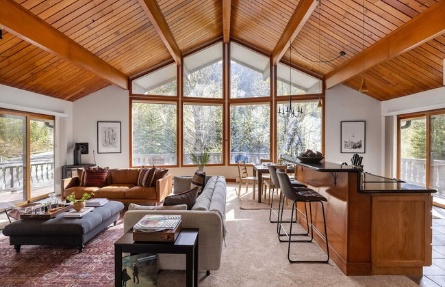 Bighorn by Avantstay Spacious Ski Cabin w/ Sprawling Porch, Views & Hot Tub! - Foto 1