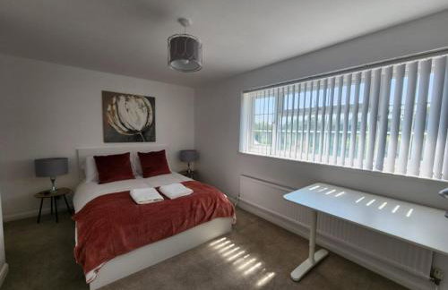 Kennedy Villa - 5 Bedroom House with Hot Tub, WiFi, Free parkings, Close to Bicester Village - Foto 9