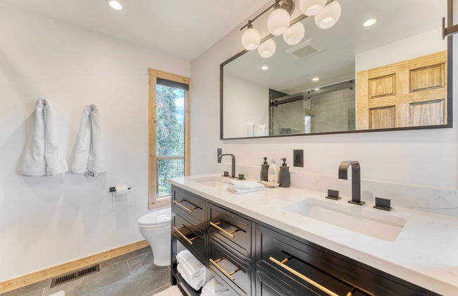 Lake View, Firepit, Game Room Remodeled Lake Tahoe Luxury Cabin by Avantstay - Foto 11