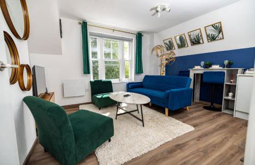 Modern 2-Bed Apartment - Near Train and Town - Parking Available - Foto 1