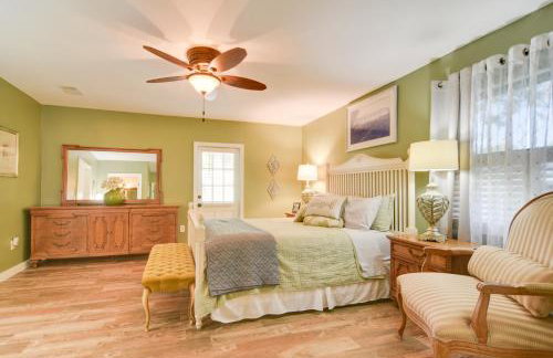 Riverfront Getaway with Hot Tub and Game Room! - Foto 18