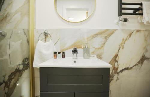 Gloucester Rd By N And N Stays, Newly Refurbed 6 Bed all ensuite house by N And N Stays Ltd, Perfect for contractors and Corporate stays, Close to YTL Arena Site, Pvt Parking for Vans and and work vehicles, Wifi - Foto 39