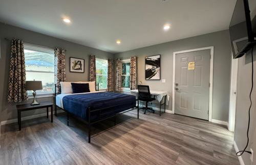 Spacious 3 bedroom unit with backyard and parking just 10 minutes from Rodeo Dr and attractions! - Photo 2