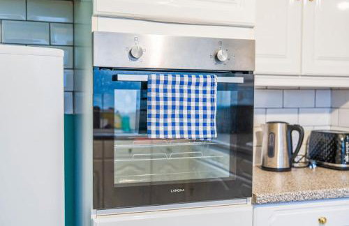 #99 Quirky and Stylish 3-Bedroom - Close to Drayton Manor Theme Park - Sleeps 6 - "Perfect for contractors and Families - Free parking" - Photo 37