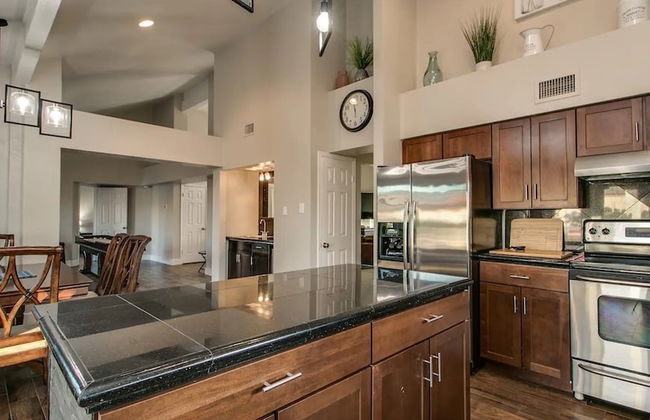 Spectacular Hilltop Home W/resort Like Backyard! - Foto 15