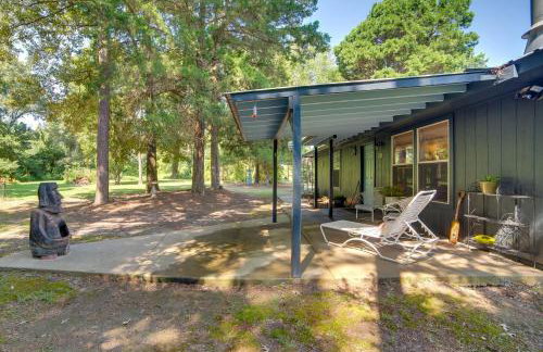Secluded Getaway on ~10 Acres in The Piney Woods! - Foto 22