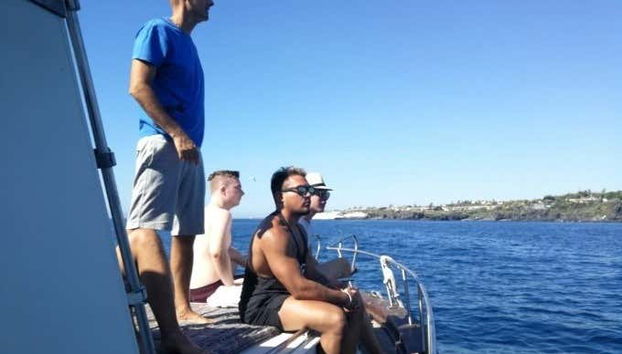 Profiter de la balade en bateau à Aci Castello