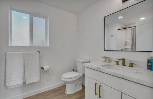 Stylish Bellevue Retreat - Photo 10