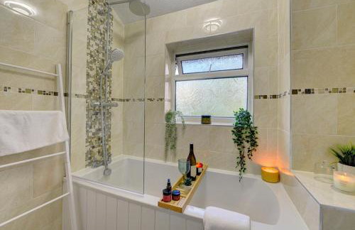 LastMinOffer 10pc Off I A Lovely Executive Home for Families or Contractors I A Lovely Garden and Parking Space I Wifi I Early check-in or Long Term Rates Available I SILVA Short Term Lets 4 out of 5 from over 650 stays - Photo 31