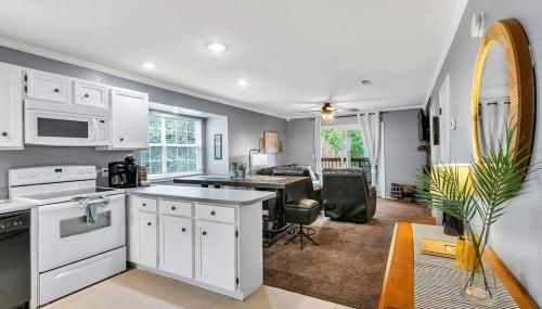 Cozy Lakeside Getaway - Outdoor Theater - Free Early Check-In- 4min to Silver Dollar City - Foto 5