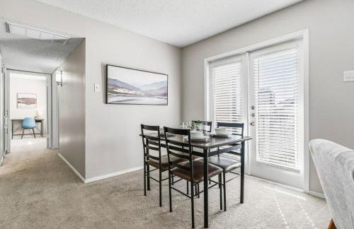 Sleek 2BR Stay with Pool, Gym, and Modern Comforts - Foto 11