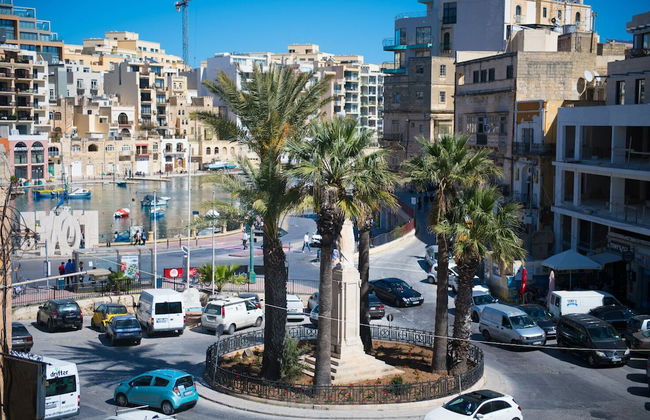 Bright, Spacious and Right in the Center - Foto 22