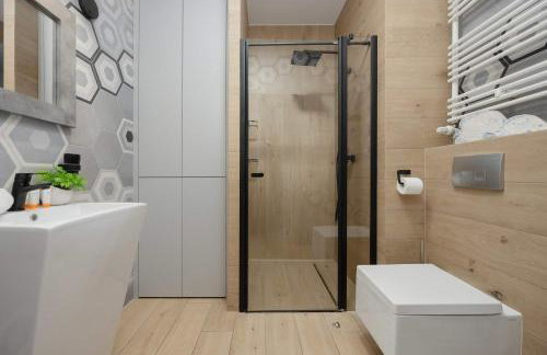 Metro Wola Apartment with Parking & AC next to Warsaw Rising Museum by Noclegi Renters - Foto 6